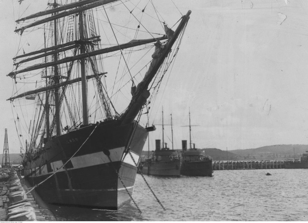 Statek szkolny "Lwów" podczas postoju przy nabrzeżu widoczny od strony dziobu.