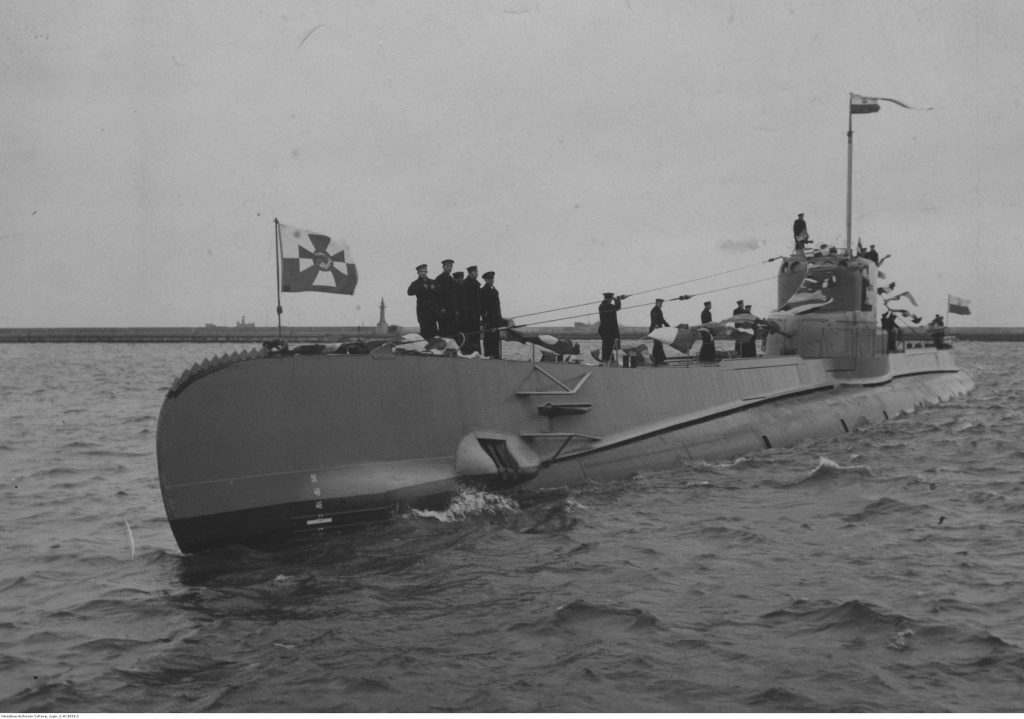 Okręt podwodny ORP "Orzeł" wpływa do portu.