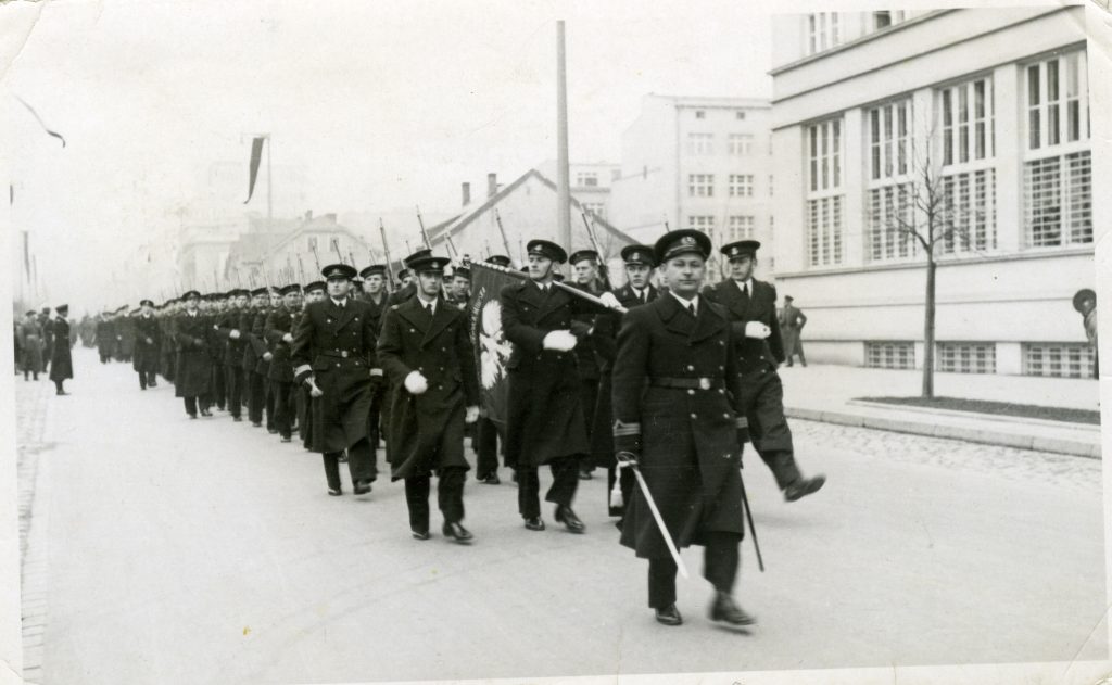 Państwowa Szkoła Morska w kolumnie defiladowej ze sztandarem w Gdyni dn. 10 lutego 1939 r.