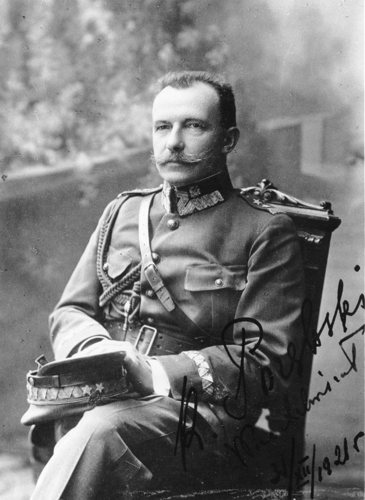 zdjęcie portretow siedzącego żołnierza