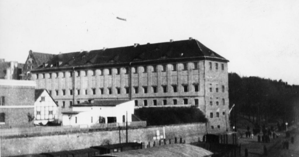 Druga siedziba Oficerskiej Szkoły Marynarki Wojennej, przemianowanej na Szkołę Podchorążych Marynarki Wojennej w Toruniu, tzw. koszary racławickie.