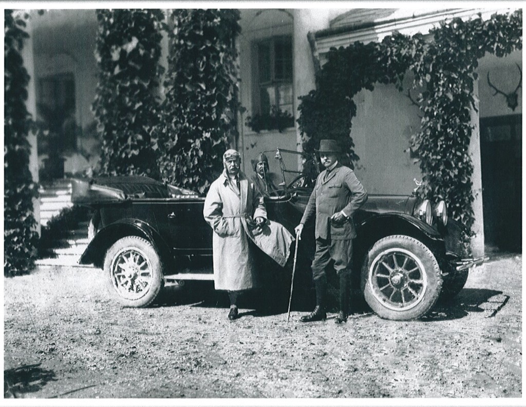 para przed samochodem zaparkowanym przed dworkiem