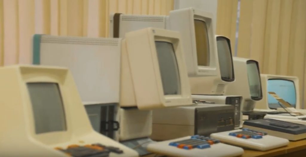 5 starych komputerów w rzędzie