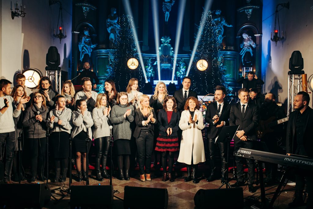 grupa artystów stojących przed ołtarzem na fiinał