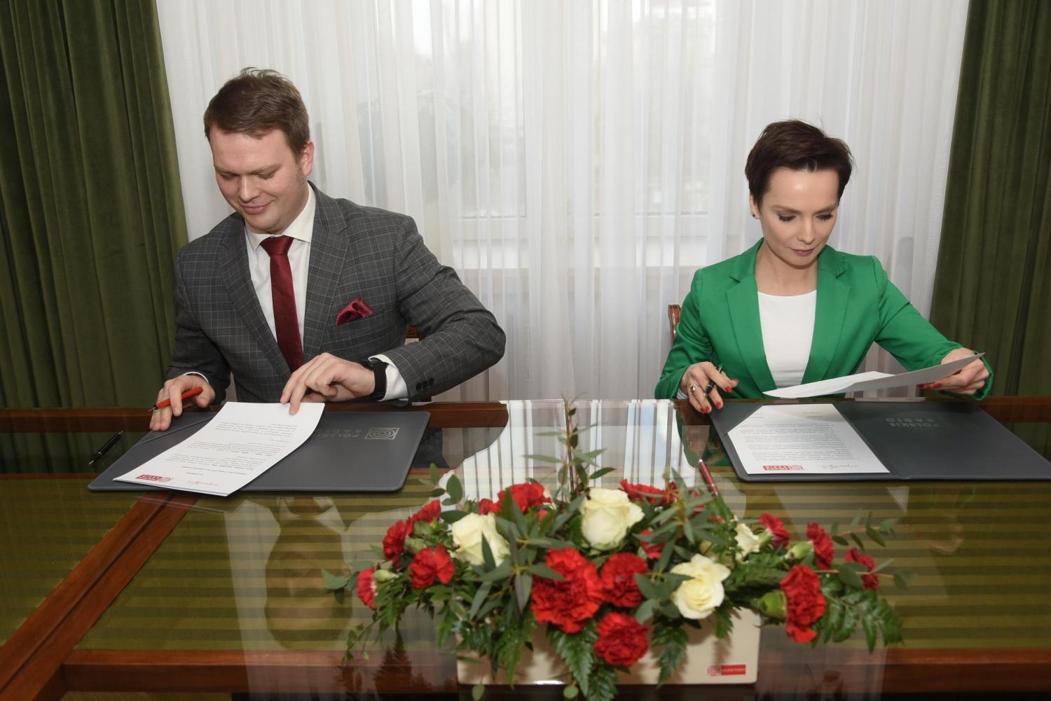 Dyrektor Biura Programu „Niepodległa” Jan Kowalski i Prezes Polskiego Radia Agnieszka Kamińska w tracie podpisywania listu intencyjnego