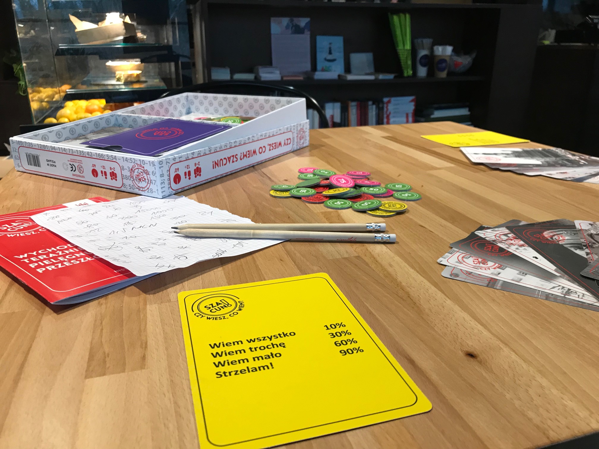 zdjęcie przedstawia gry leżące na stole