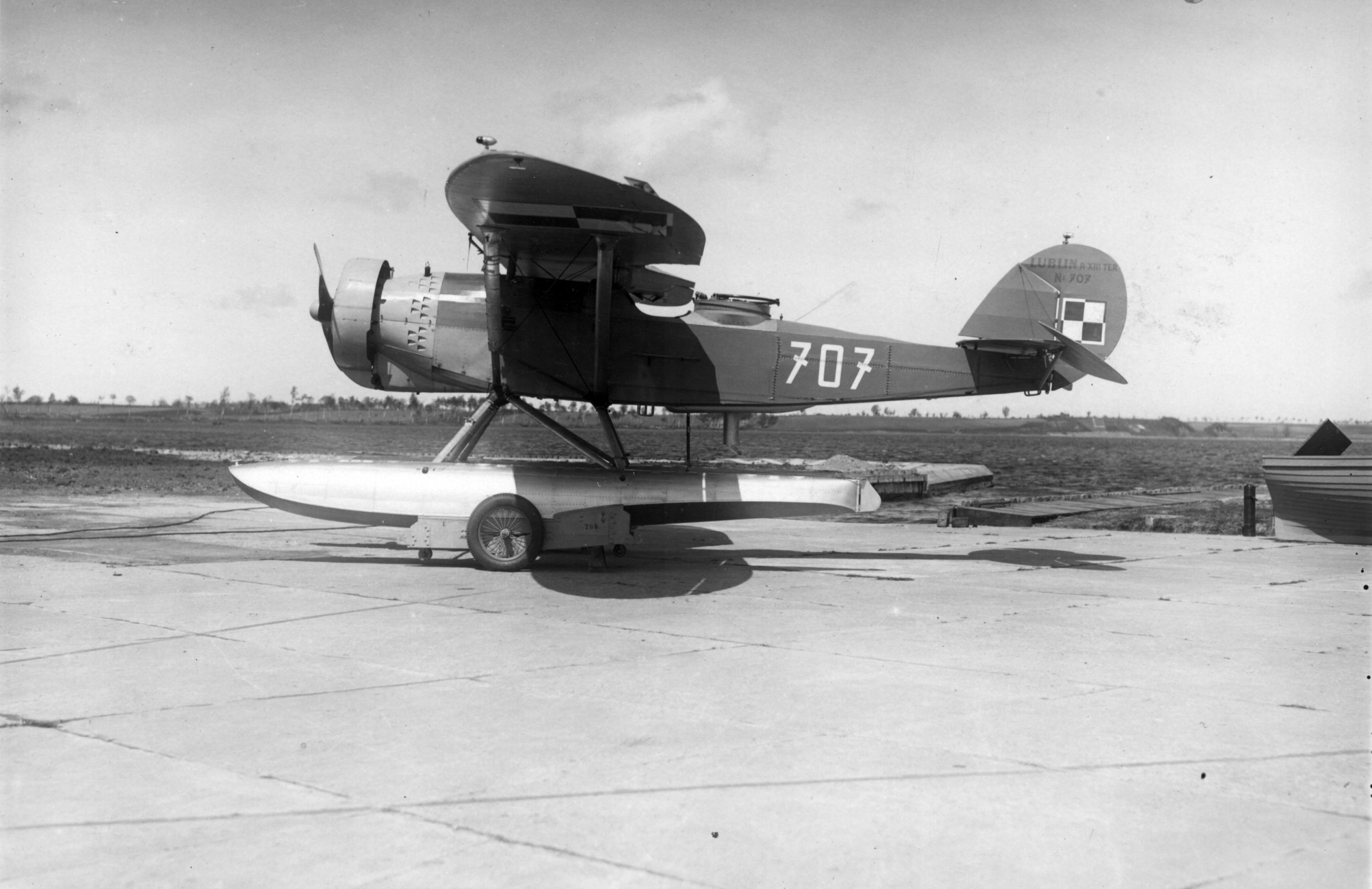 samolot na lawecie, w tle morze