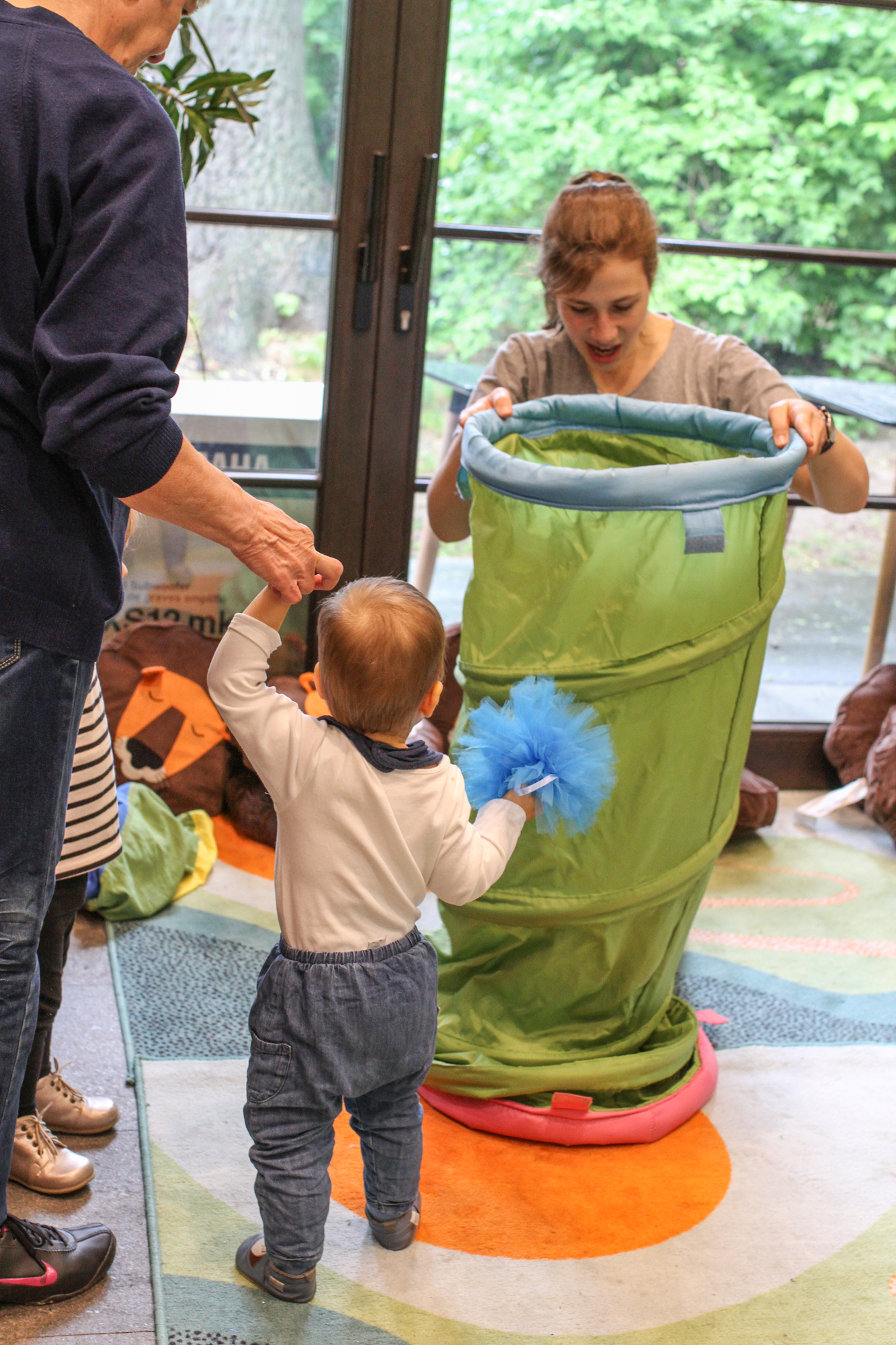 kobieta bawiąca się z dziećmi