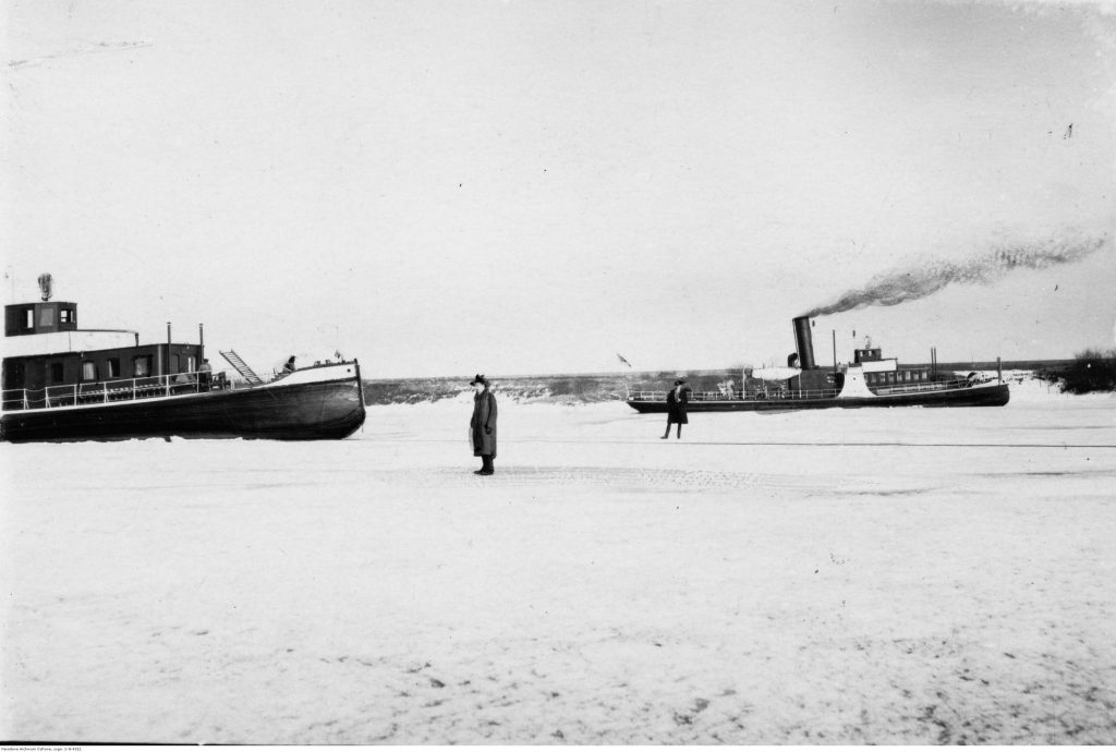 dwa pracujące statki na zamarzniętej rzece