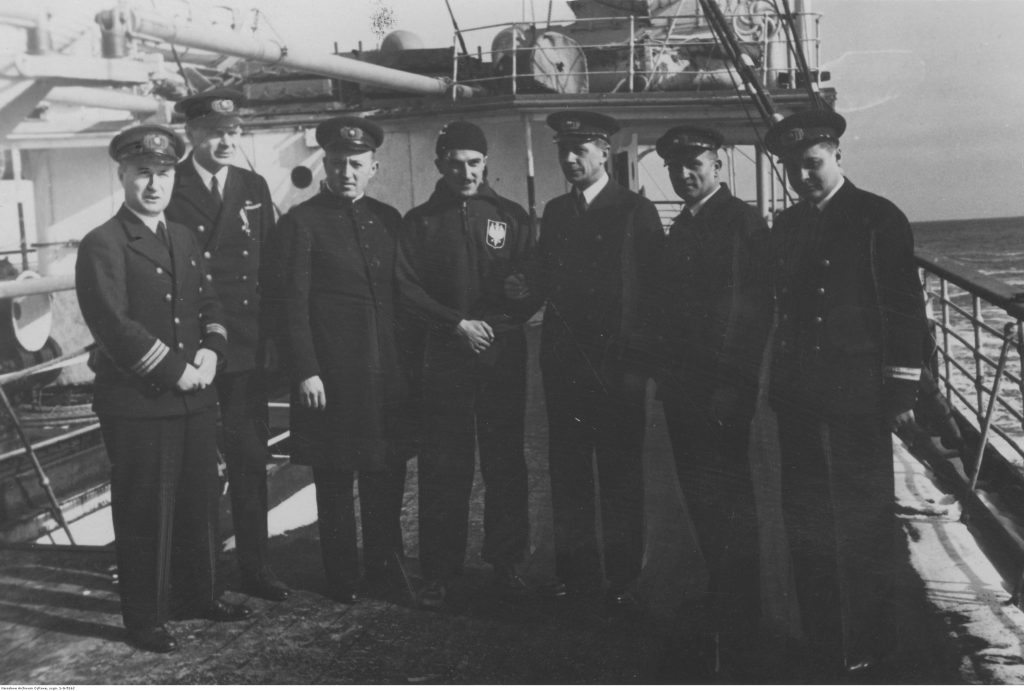 7 mężczyzn na pokładzie statku