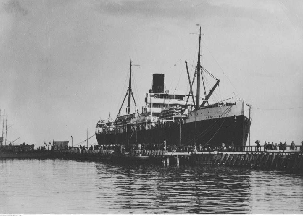 "Kentucky" przewożący emigrantów podczas postoju przy drewnianym molo pasażerskim. 
