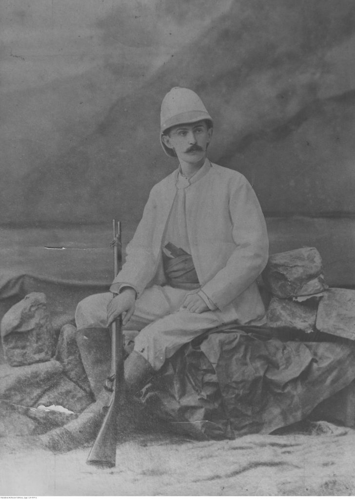 Fotografia pozowana w atelier w stroju podróżniczym.