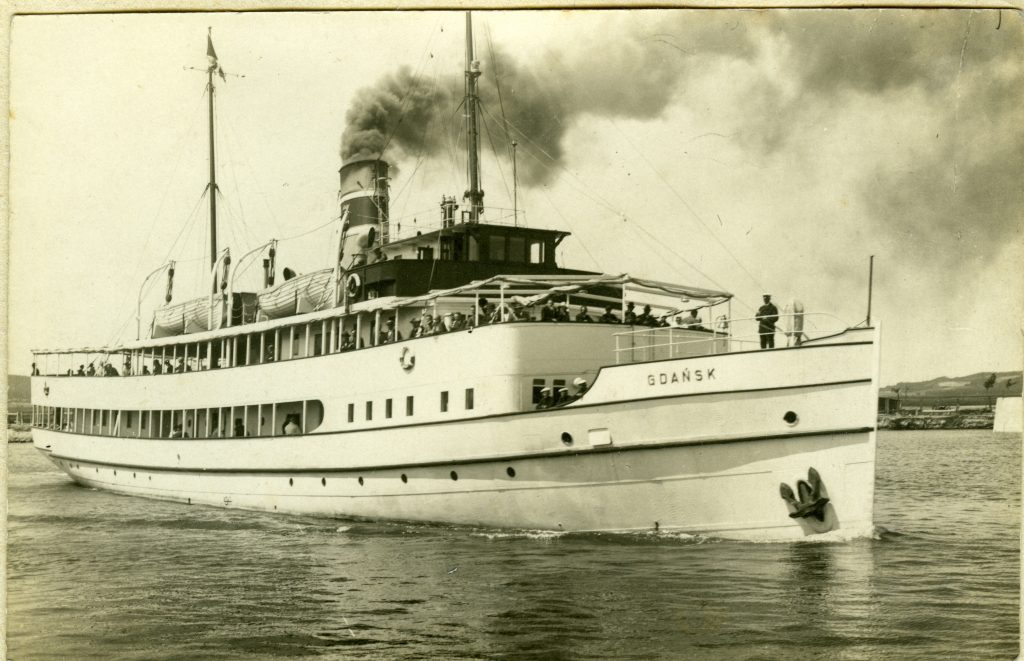 statek z dymiącym kominem na wodzie, na burcie nazwa "Gdańsk"