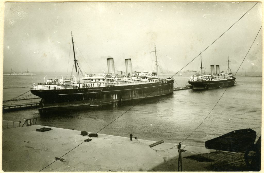 dwa ststki zacumowane w porcie w Gdyni