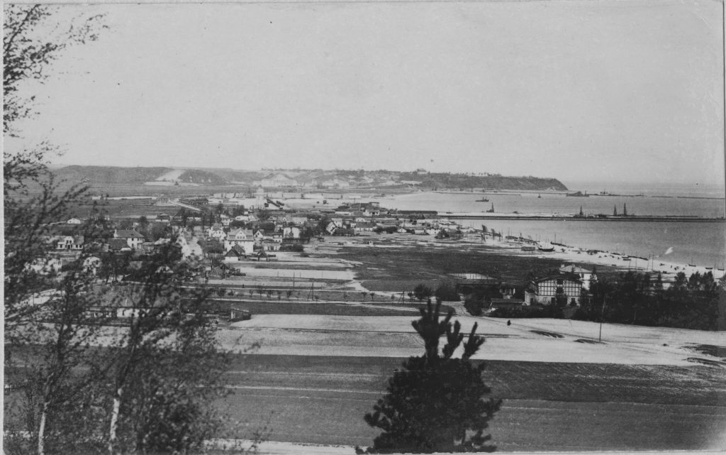 widok na port morski i budujące się miasto