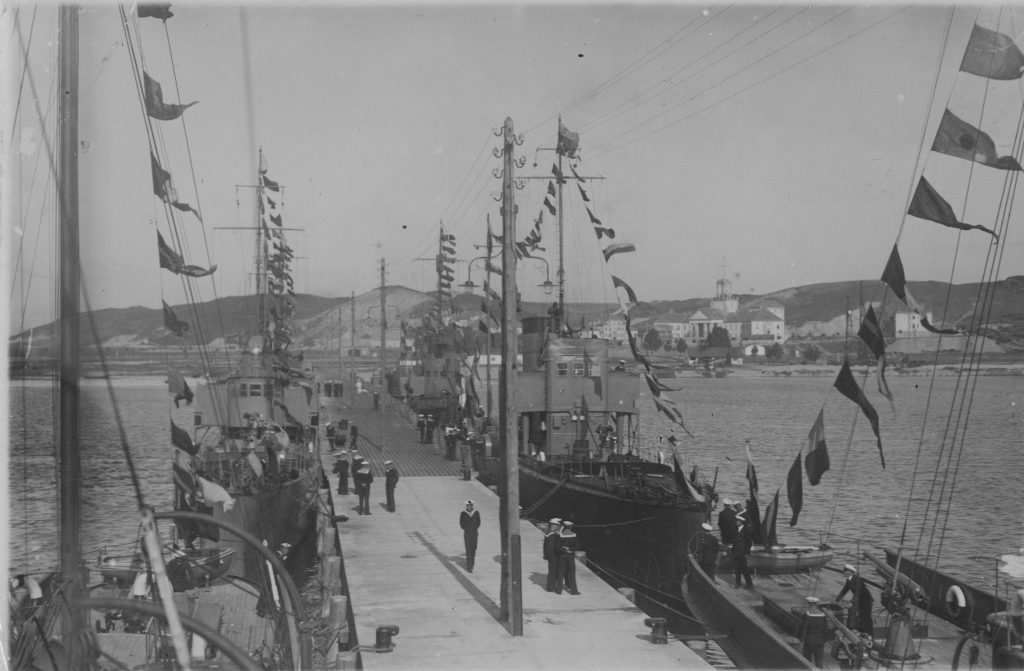 Molo portu wojennego Oksywie z przycumowanymi okrętami.