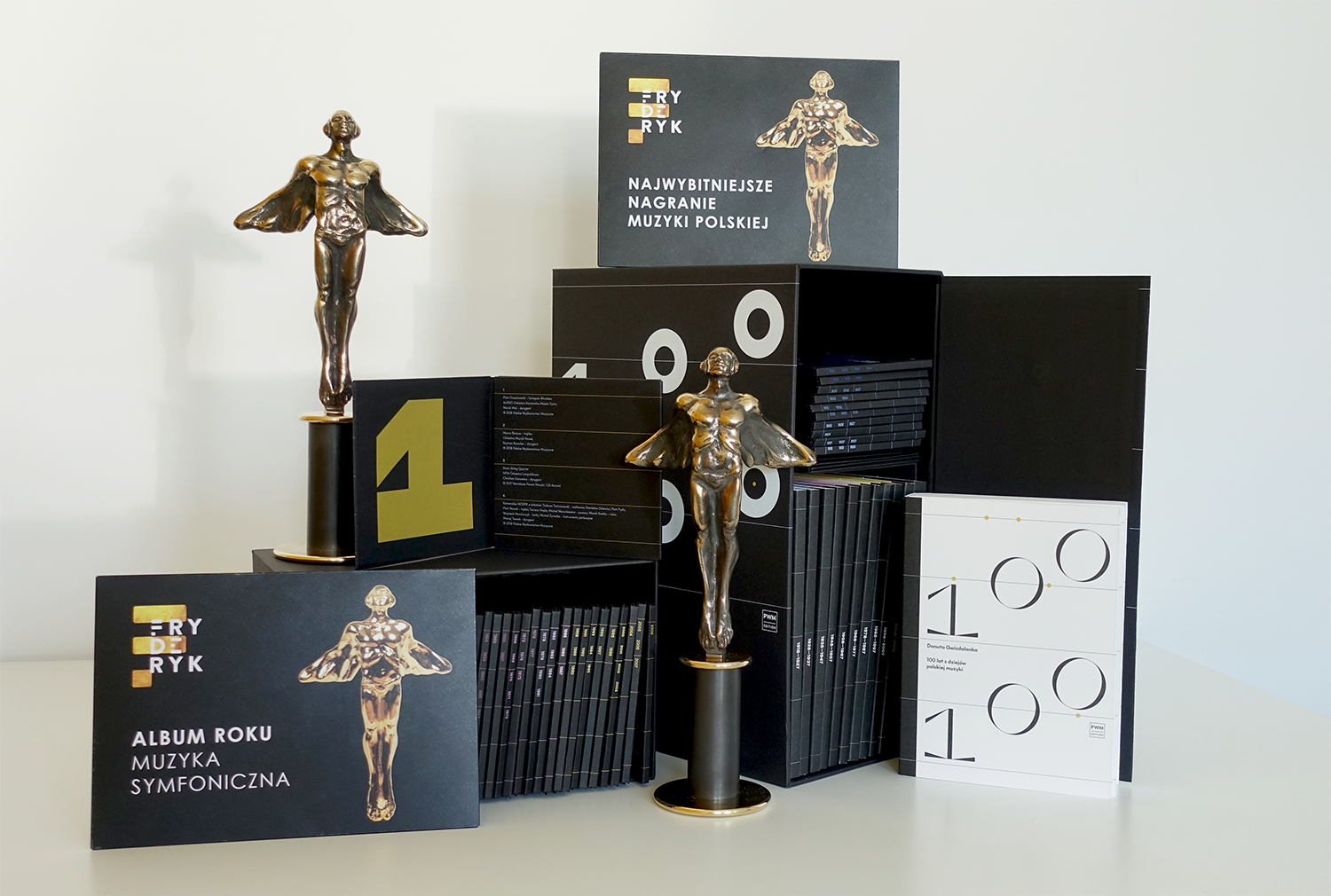 Zdjęcia boxów ze stojącymi statuetkami Fryderyków