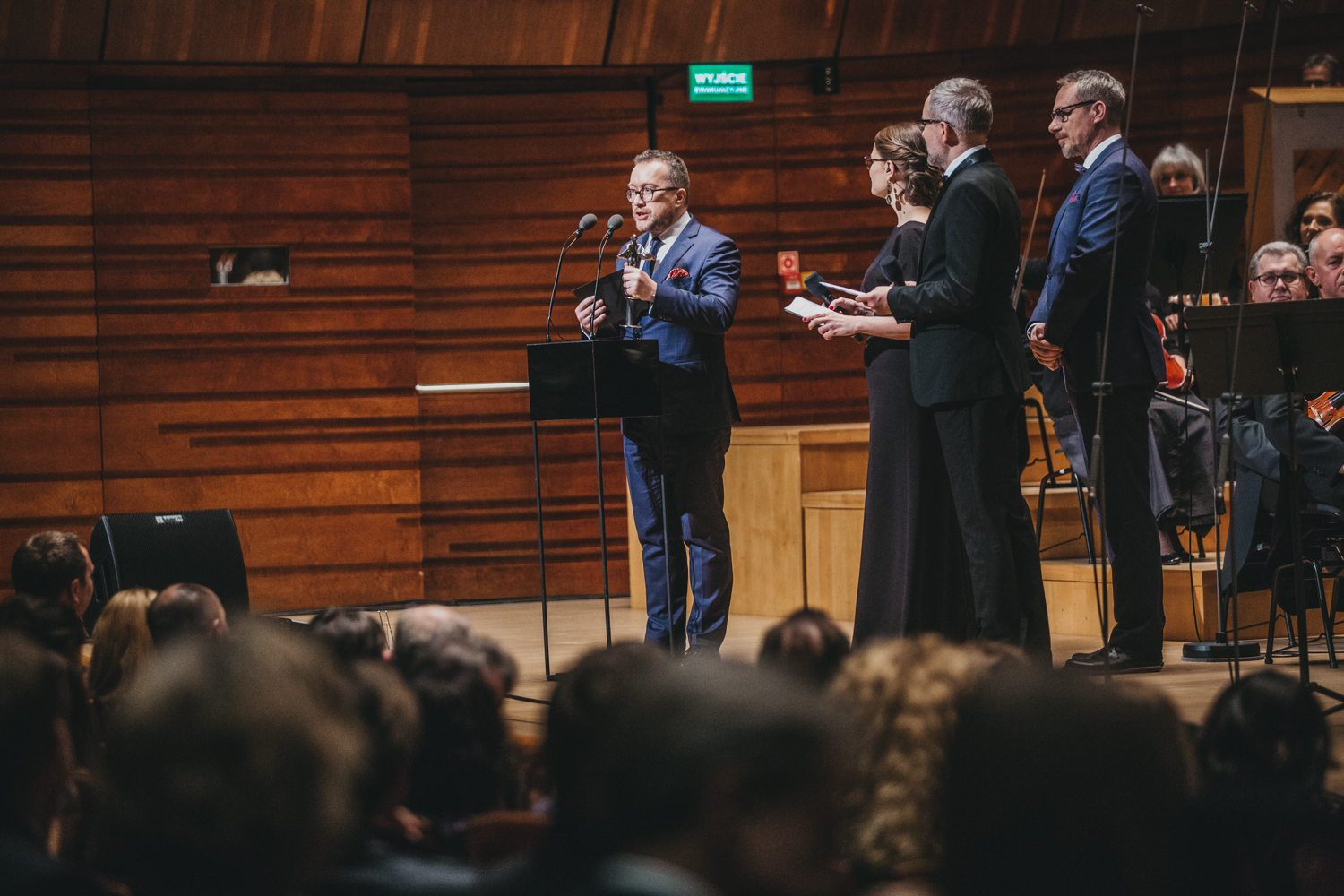 zdjęcie z uroczystej gali, mężczyzna przemawiający do mikrofonu