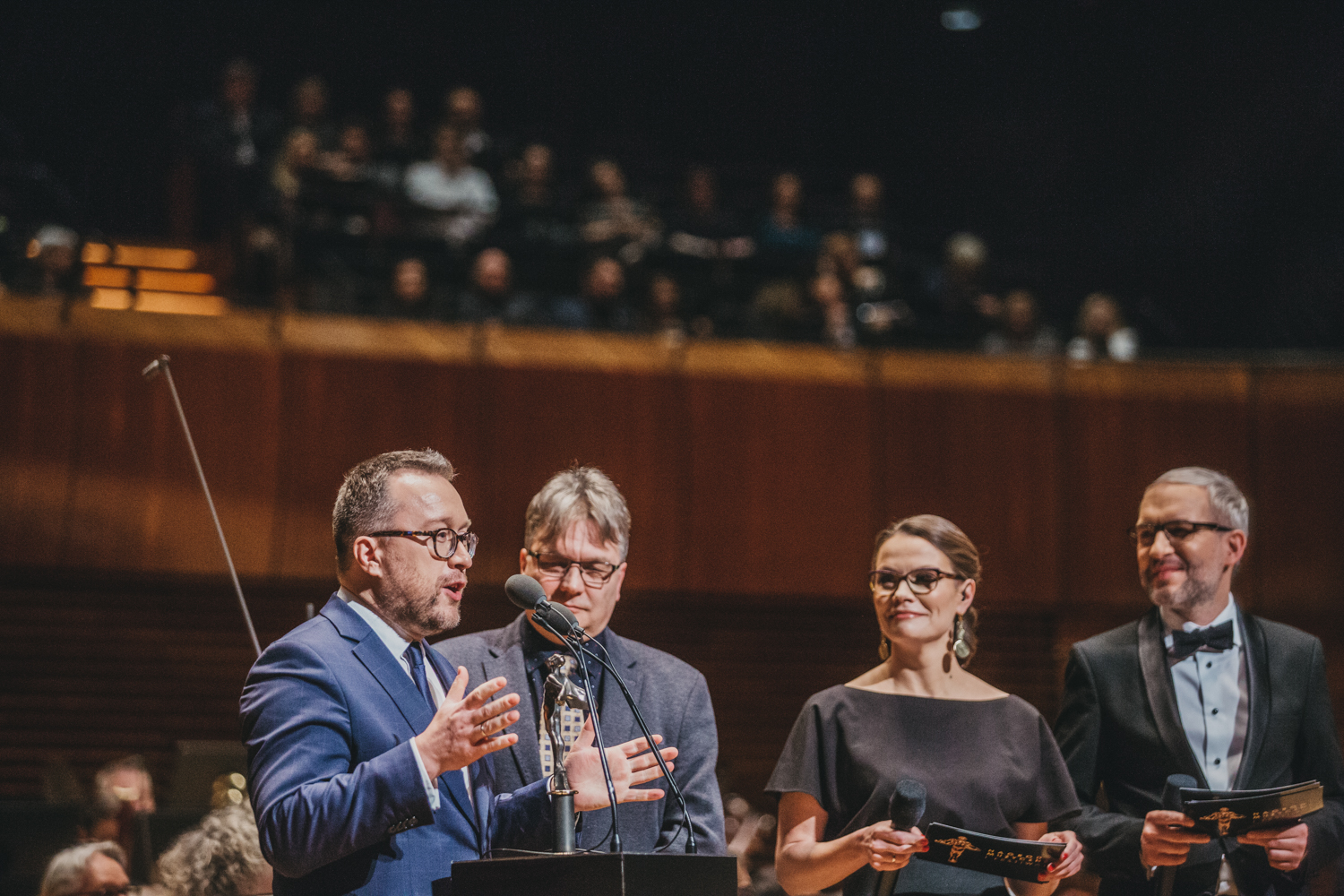 zdjęcie z uroczystej gali, mężczyzna przemawiający do mikrofonu