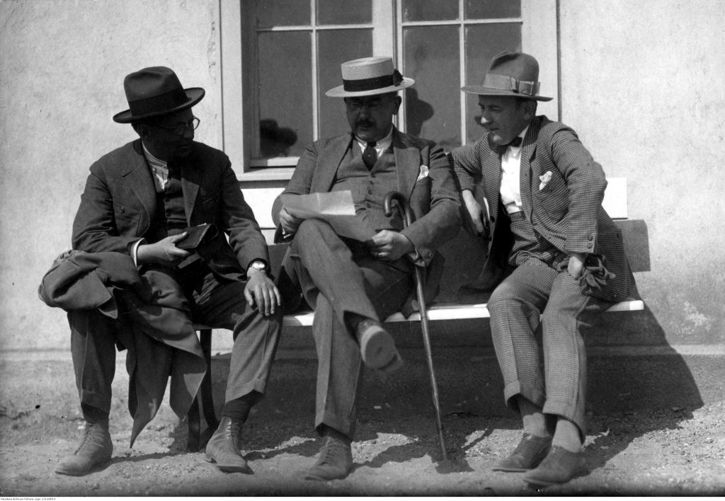 Siedzą od lewej: inż. architekt Jerzy Muller, dyrektor wystawy inż. Władysław Saryusz-Bielski, sekretarz komitetu i delegat Pomorskiej Izby Rolniczej w Toruniu Tadeusz Skwarczyński.