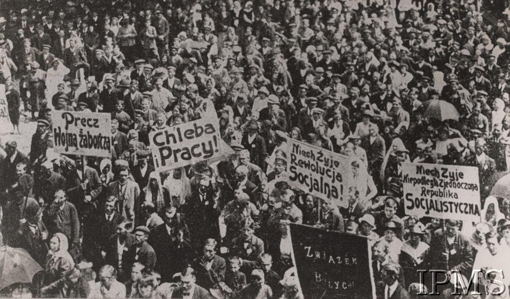 zdjęcie dużej grupy ludzi z transparentami