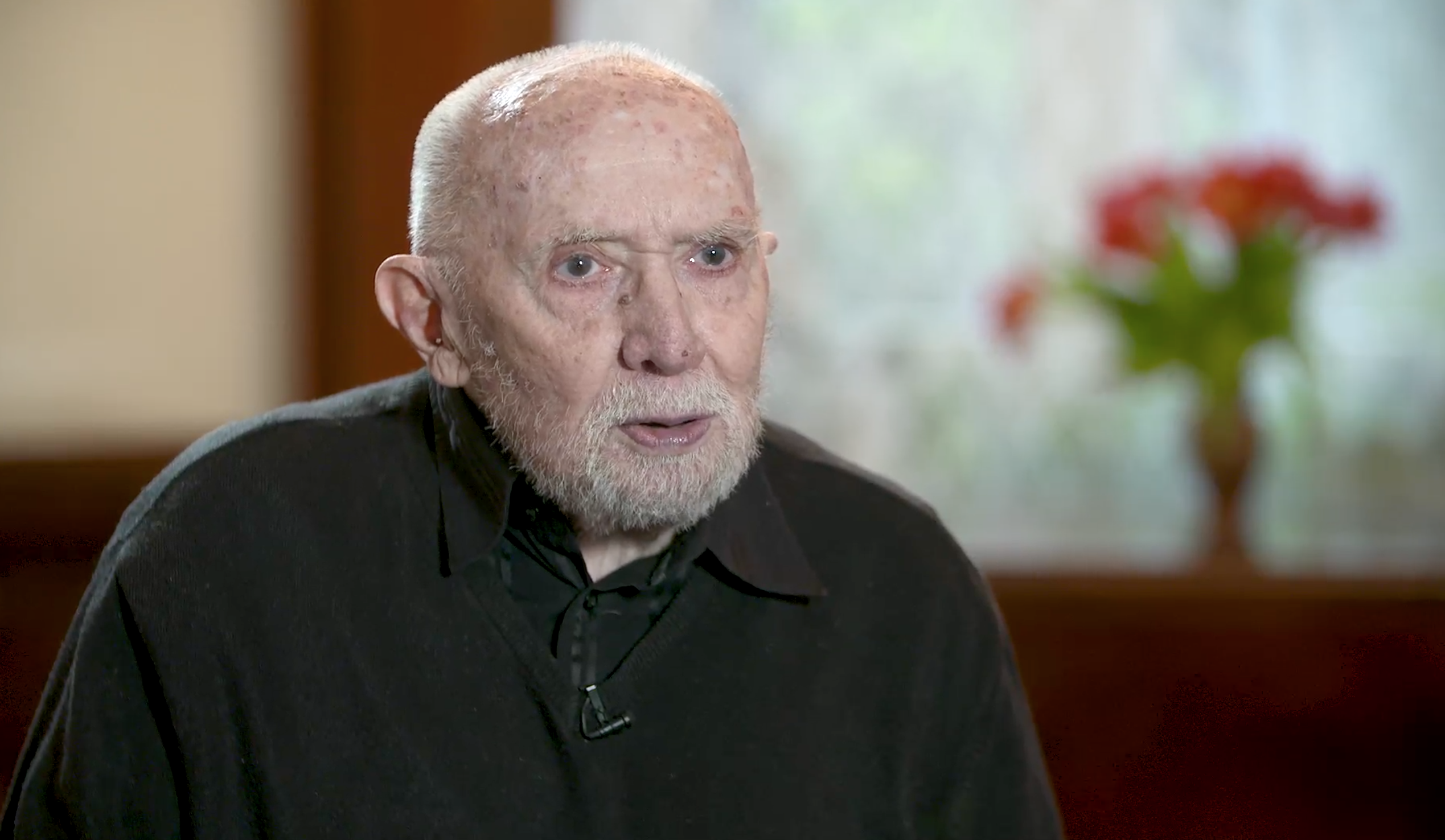 zdjęcie jest zbliżeniem na twarz starszego mężczyzny