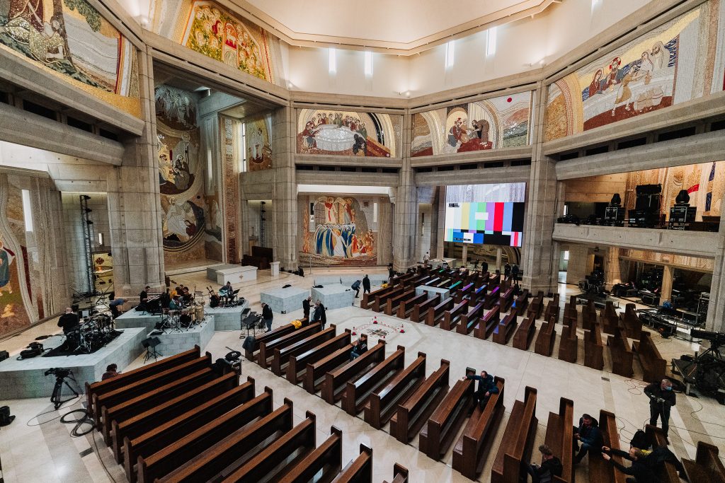 zdjęcie wnętrza sanktuarium i ludzi przygotowujących koncert