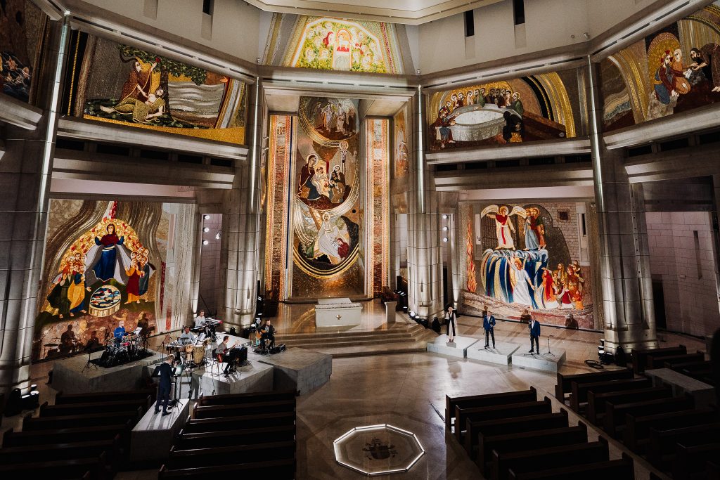 wnętrze sanktuarium podczas występów z widocznymi mozaikiami