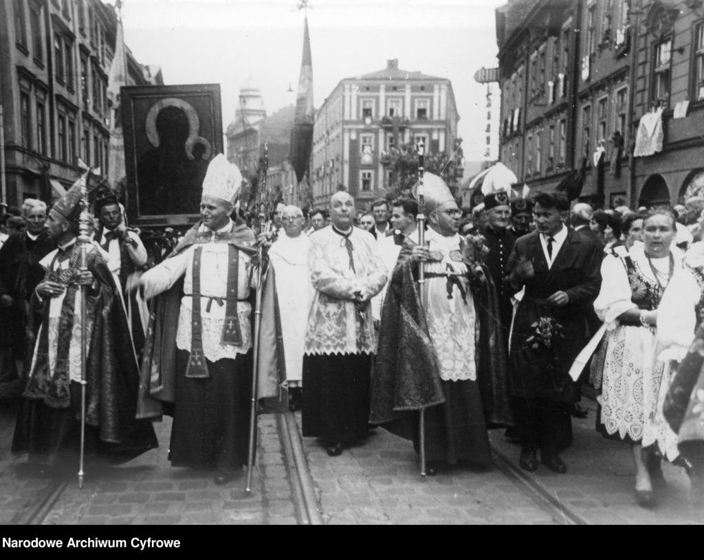 Fragment uroczystej procesj z Wawelu na Skałkę. Przed Obrazem Nawiedzenia idą od lewej do prawej: metropolita poznański ks. arcybiskup Antoni Baraniak, metropolita krakowski ks. arcybiskup Karol Wojtyła i administrator apostolski diecezji wrocławskiej ks. arcybiskup Bolesław Kominek. 