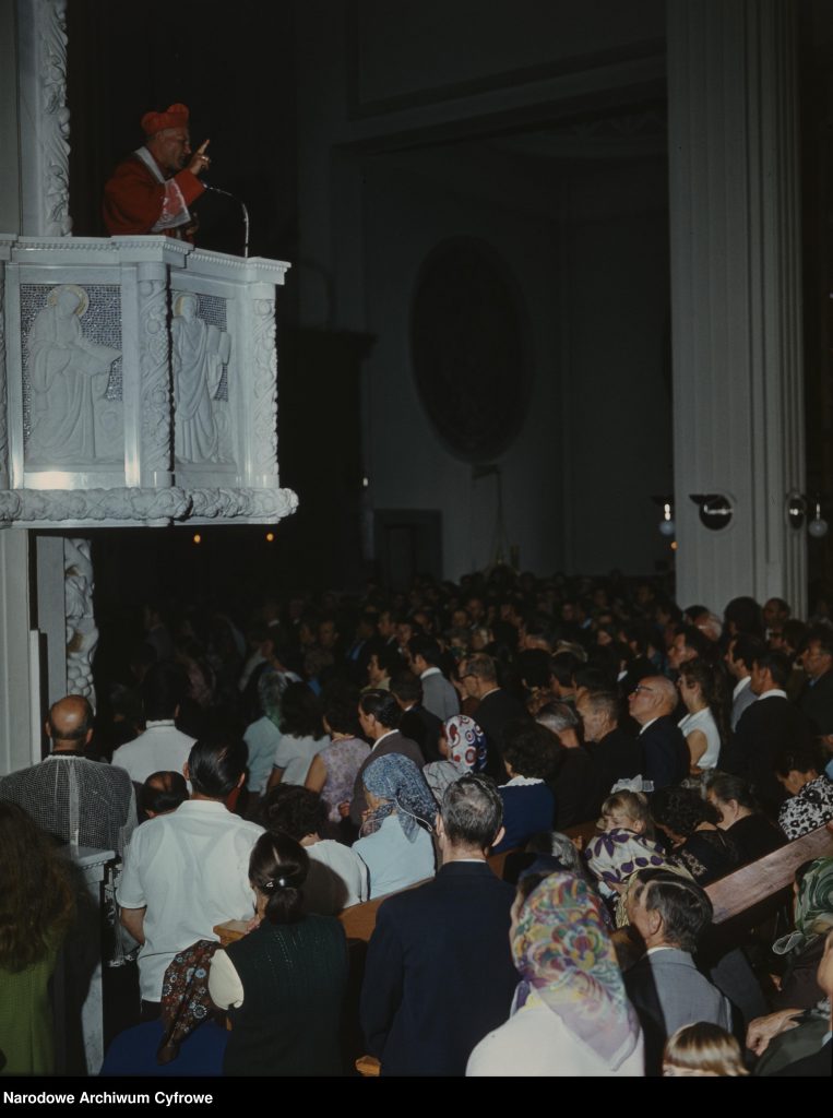 Kardynał Karol Wojtyła na ambonie podczas wygłaszania kazania. 