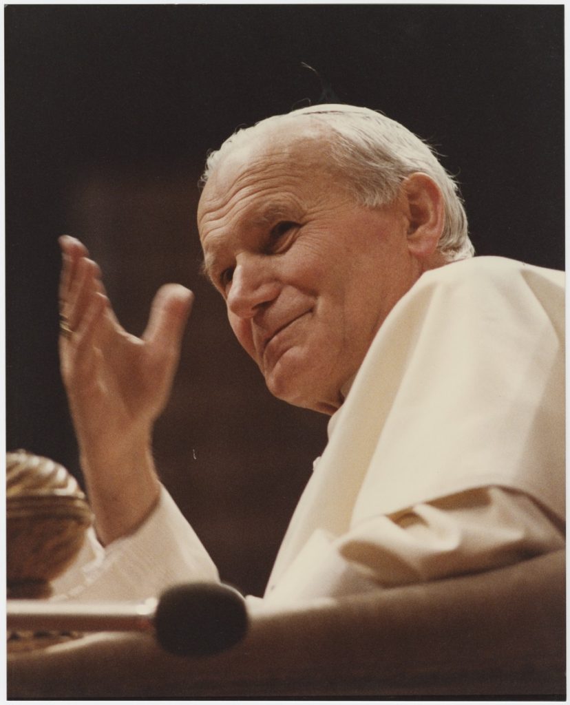 Jan Paweł II błogosławiący dłonią