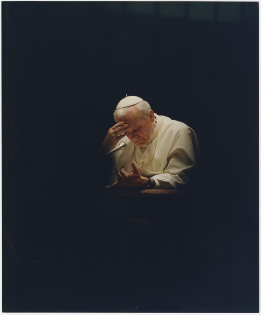 jan paweł II pochylony nad lekturą