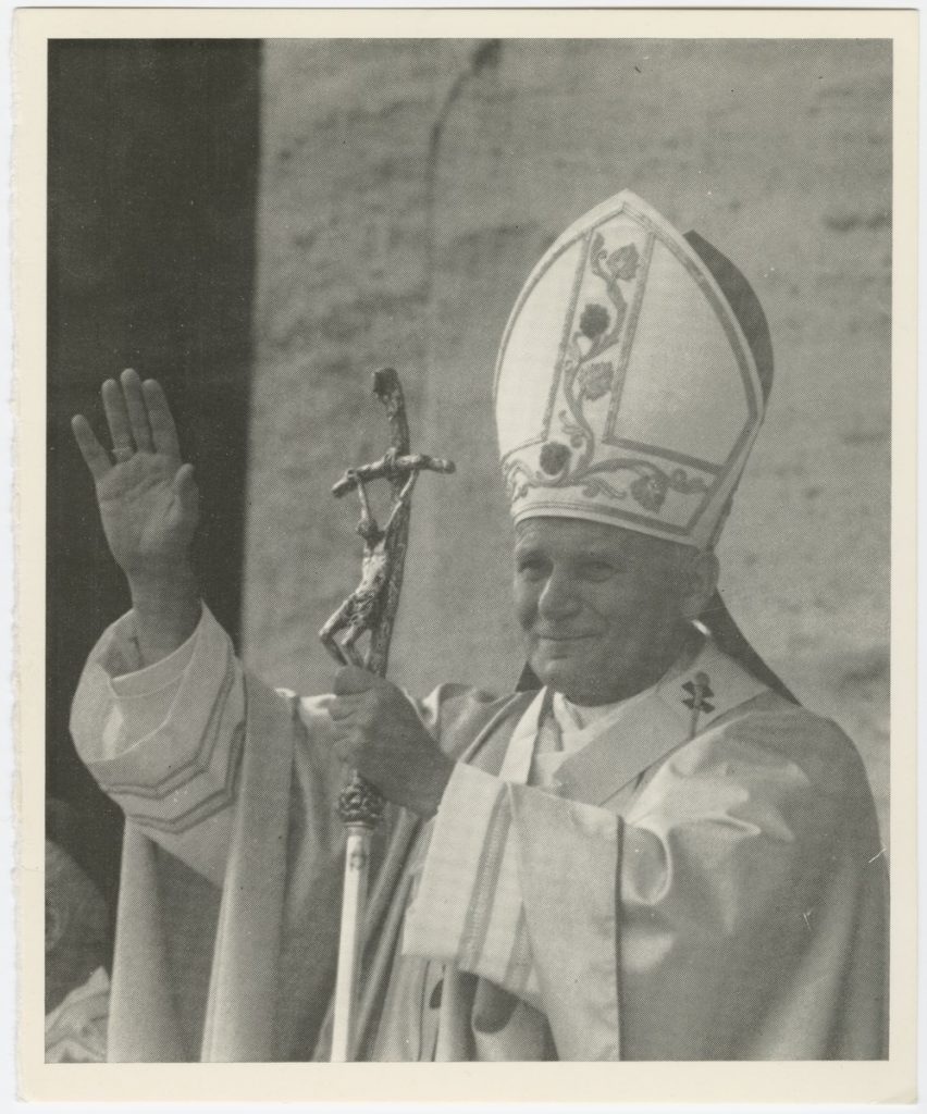 Jan Paweł II z krzyżem pozdrawiający