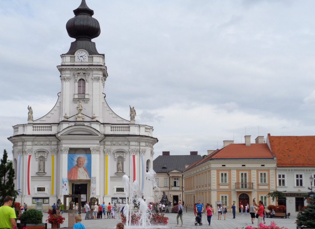 rynek wadowic, basylika udekorowana portretem jana pawła i flagami papieskini