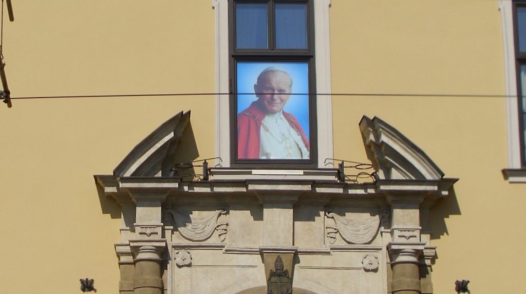 postać papieża wklejona w okno