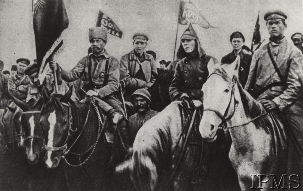 zgromadzenie żołnierzy na koniach ze sztandarami