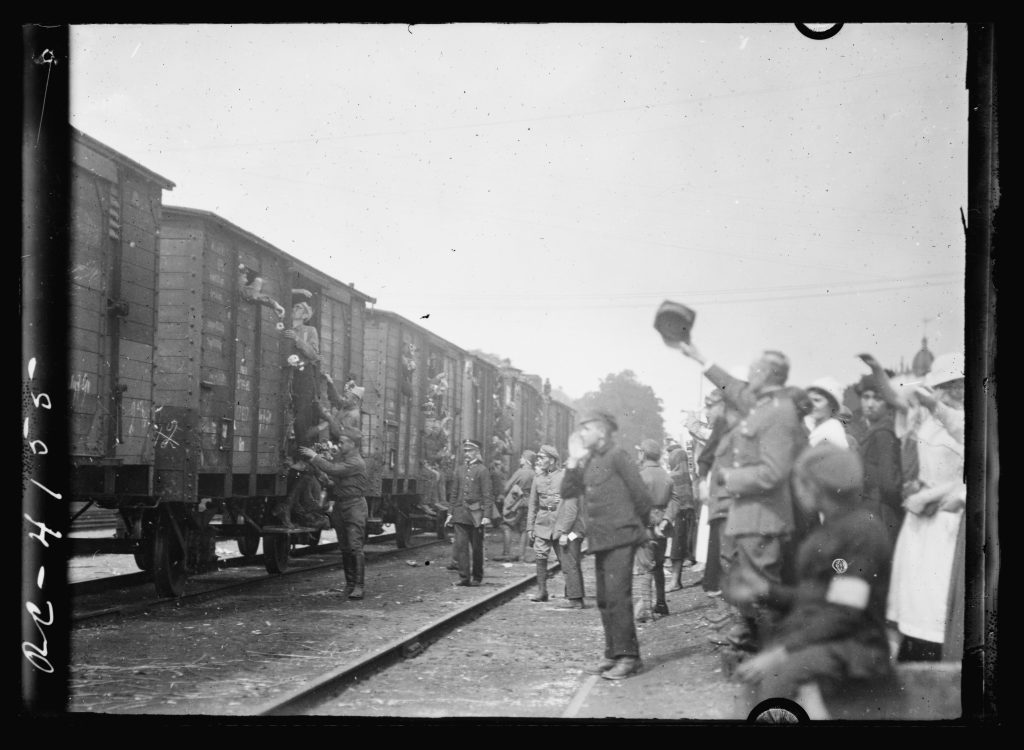 łonierze machają do wagonów towarowych