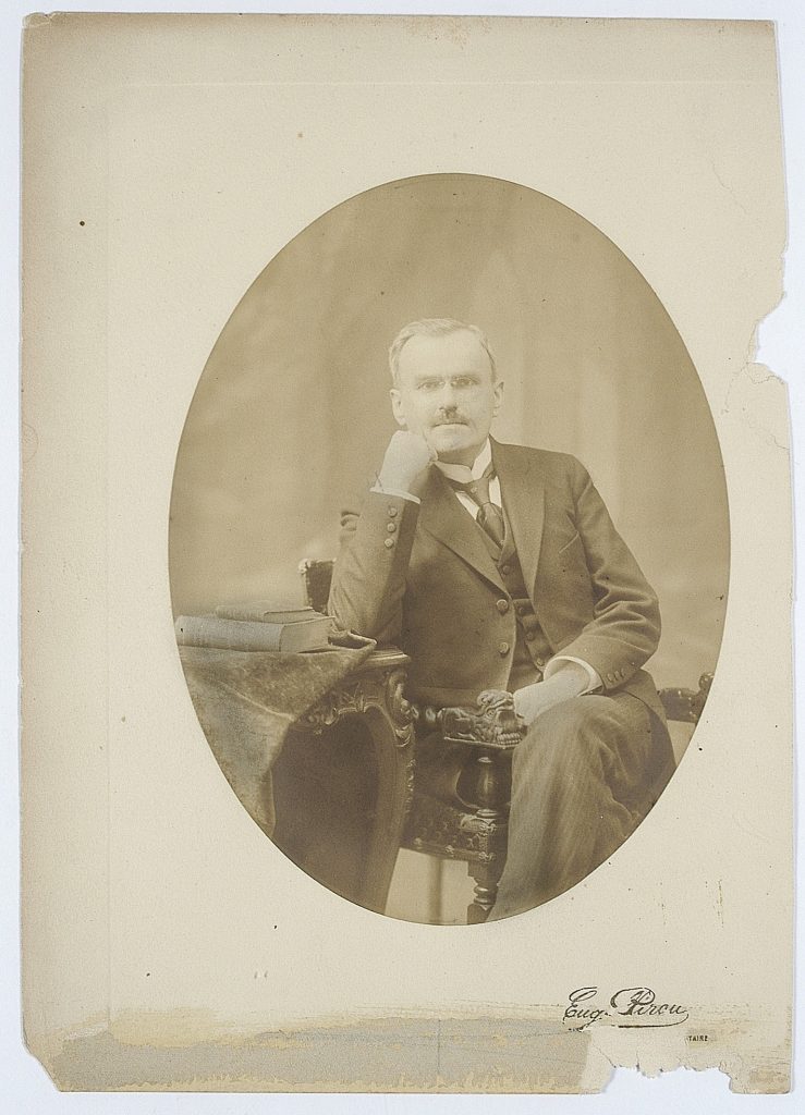 fotografia portetowa grabskiego jak siedzi na krześle