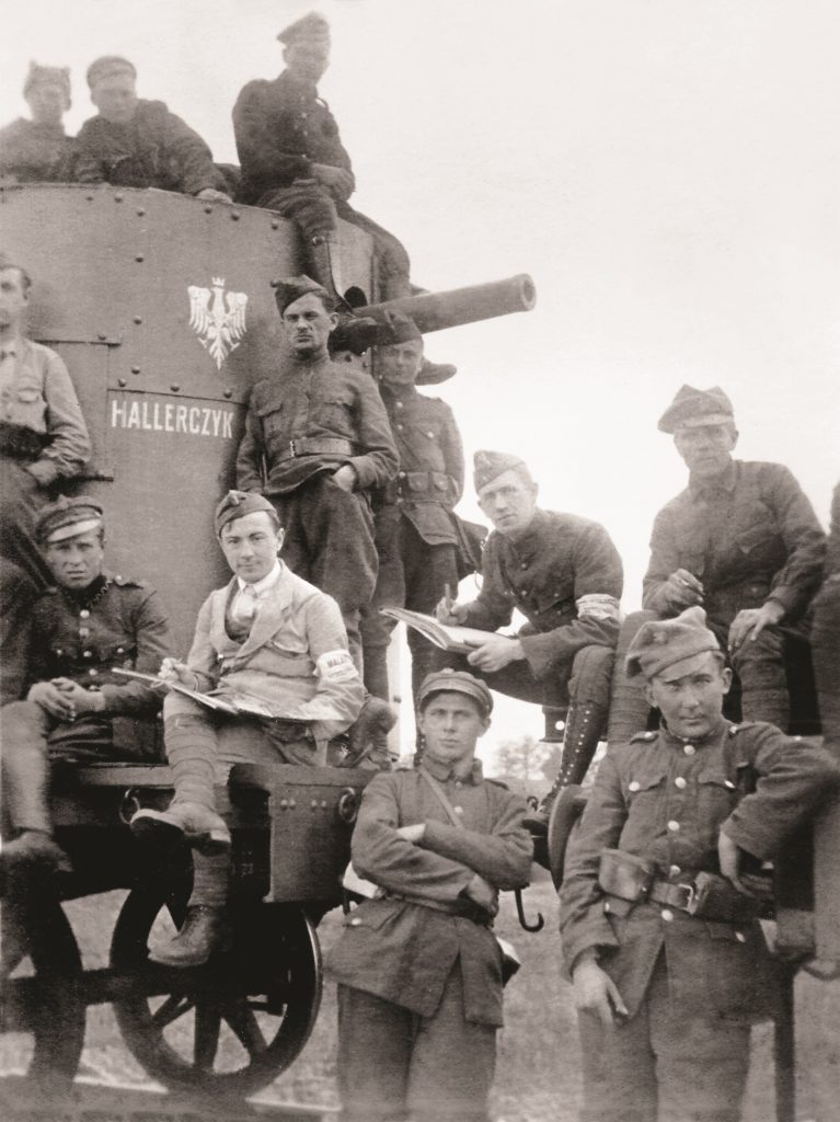 pociąg z lufą i nazwą, wokół pozujący żołnierze