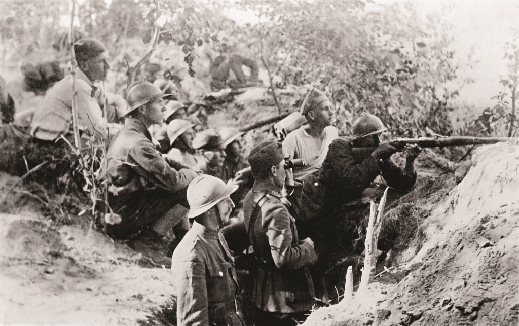 żołnierze w okopie z pistoletem