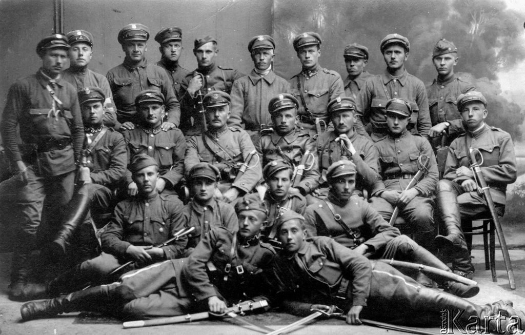 pozowana fotografia grupy żołnierzy