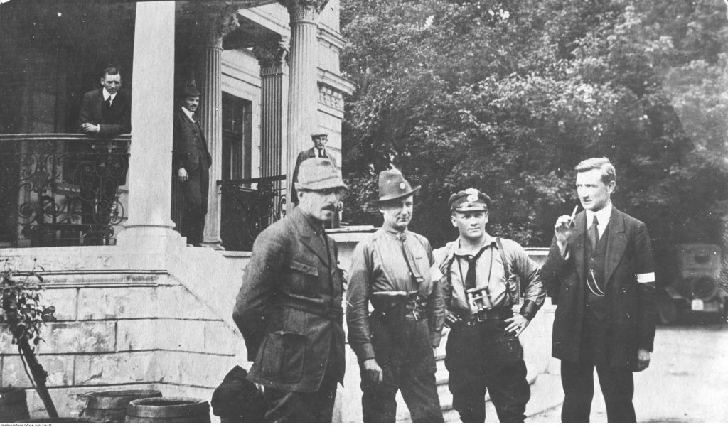 Grupa oficerów 1 dywizji 1 dywizji przed pałacem w Slawentzitz (późn. nazwa: Sławięcice). Na pierwszym planie stoją: kapitan Leon Bulowski, kapitan Robert Oszek (2. z prawej), kapitan Jan Chodźko, porucznik Jan Kowalewski. 