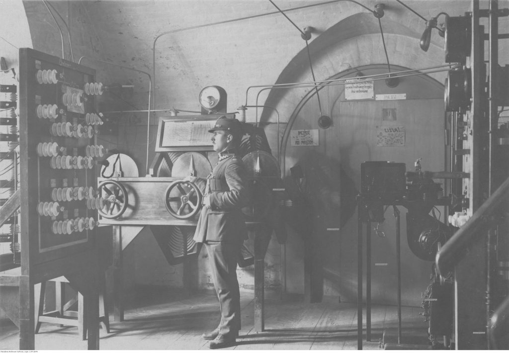 pokój wypełniony maszynami, na środku stoi żołnierz