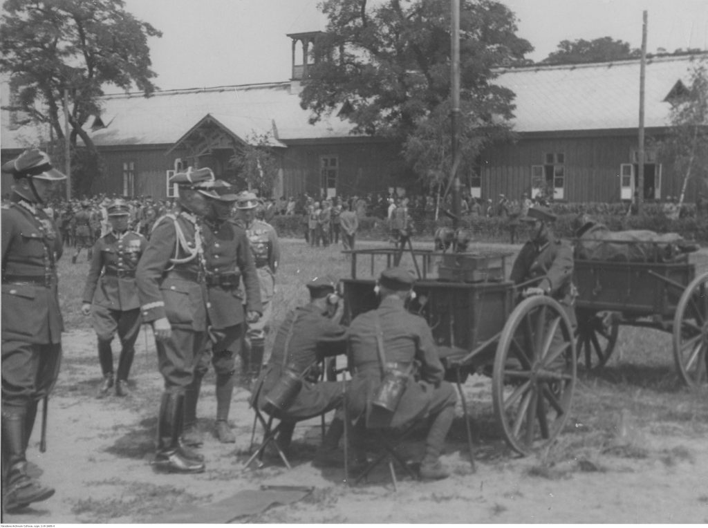 Pokaz obsługi radiostacji dywizyjnej RKD na dwóch sprzężonych dwukółkach w zaprzęgu dwukonnym.