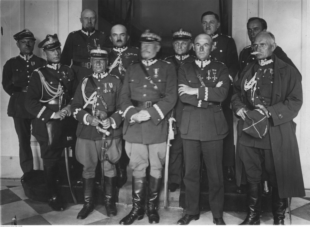 Fotografia grupowa uczestników konferencji. W pierwszym szeregu od lewej: gen. Mieczysław Norwid-Neugebauer, gen. Jan Romer, gen. Lucjan Żeligowski, gen. Edward Rydz-Śmigły, gen. Aleksander Osiński. W drugim rzędzie od lewej: NN, mjr Aleksander Prystor, gen. Józef Rybak, gen. Leonard Skierski, gen. Tadeusz Piskor, płk Tadeusz Kasprzycki.