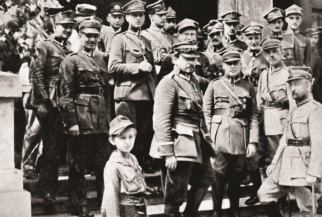 Żołnierze w mundurach stojący na stopniach