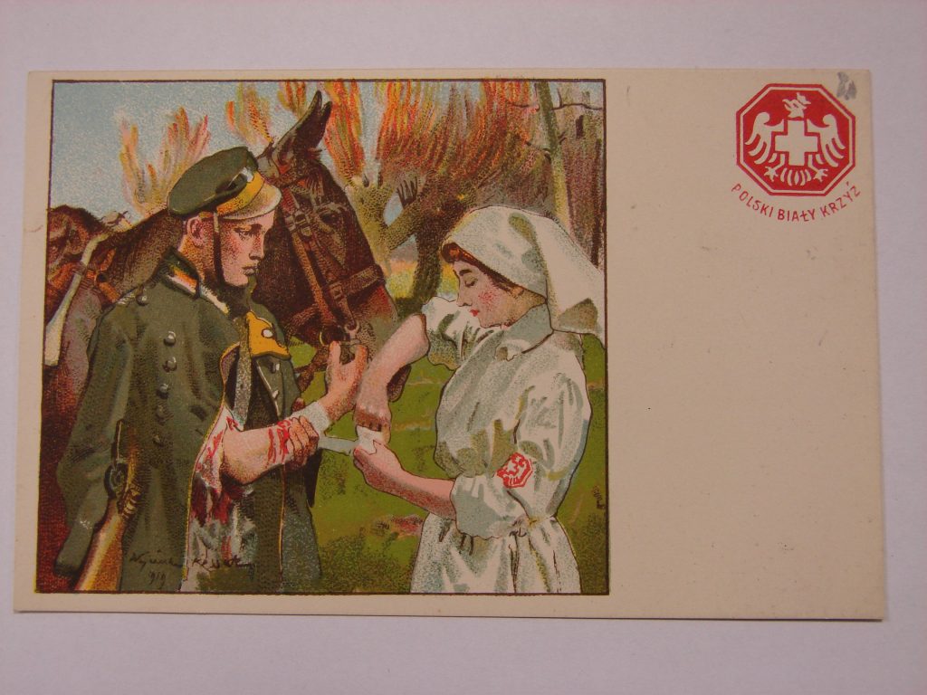 kartka pocztowa, na obrazku zanitariuszka opatruje zranioną rękę żołnierza, w tle koń. Po prawej logo PBK