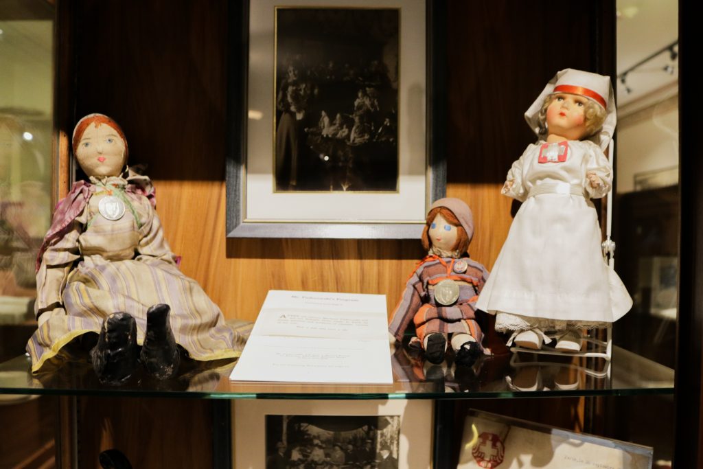 3 lalki na muzealnej półce