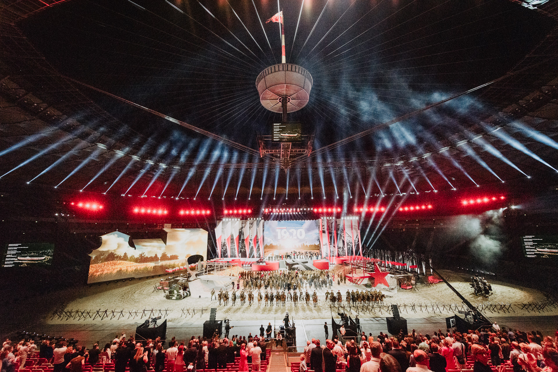 rozświetlona scena z aktorami