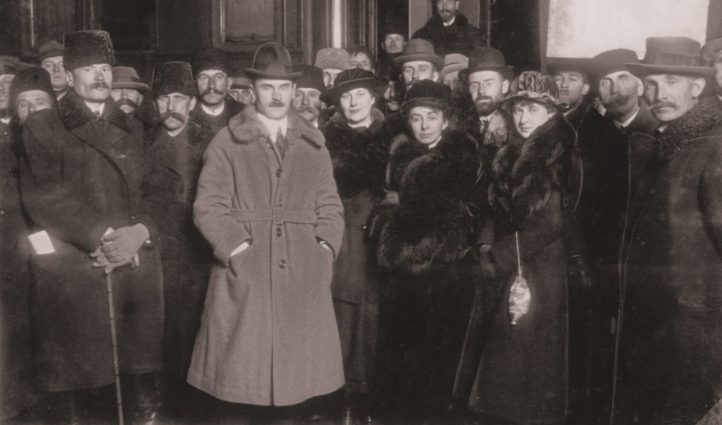 grupa ludzi pozująca do zdjęcia